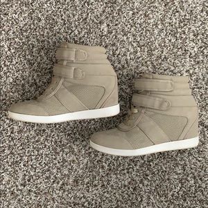 JUSTFAB Griege Wedge Sneakers, size 9